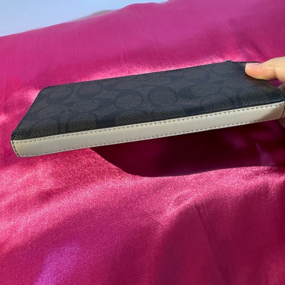 COACH Brown Signature Zippered Wallet 8 card slots (Like New) App size 7.5”x4” - Picture 6 of 9